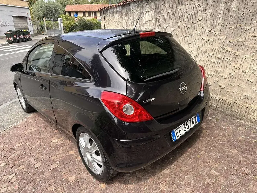 Usata Opel Corsa Edition 86 CV (63 kW) 2011 Utilitaria