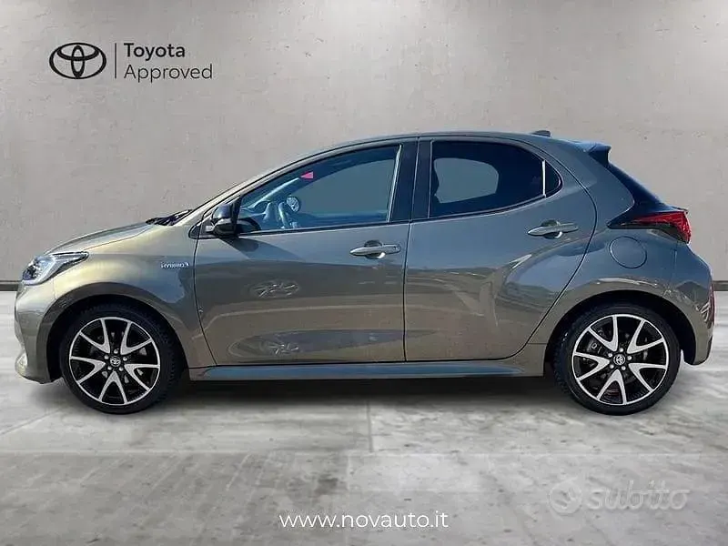 Usata Toyota Yaris Hybrid Lounge 116 CV (85 kW) 2021 Marrone Berlina