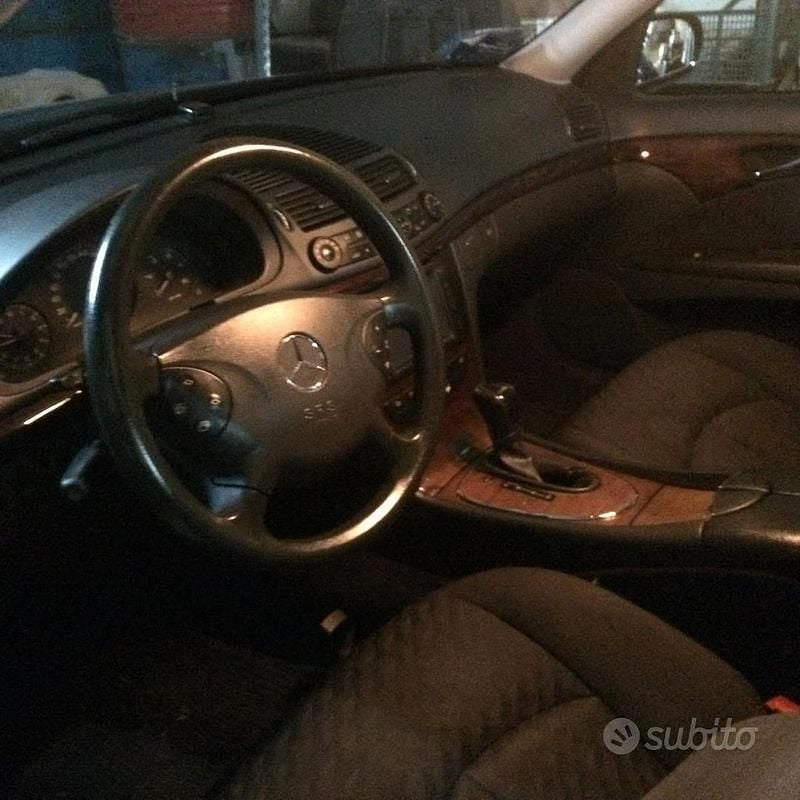 Usata Mercedes E220 150 CV (110 kW) 2002 Blu