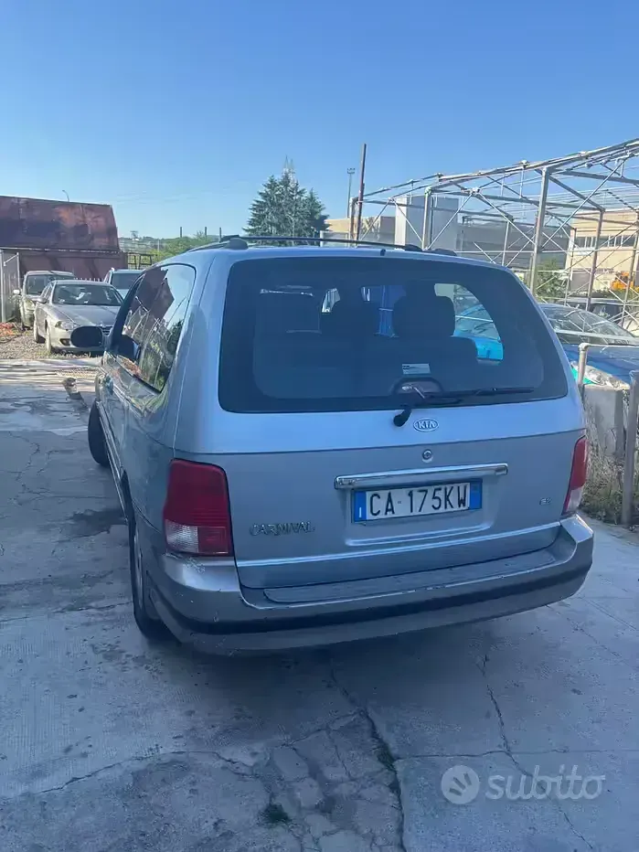 Usata Kia Carnival Comfort 145 CV (106 kW) 2003 Grigio Monovolume