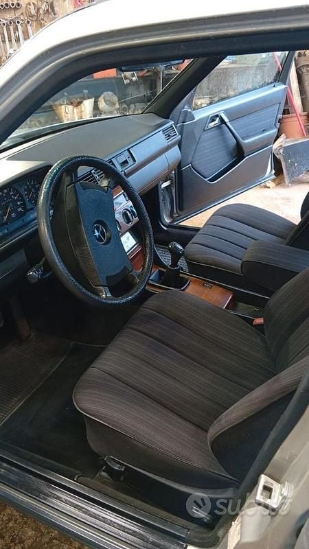 Usata Mercedes E250 1988 Grigio Berlina