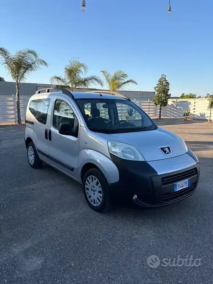 Begagnad Peugeot Bipper 75 HK (55 kW) 2014 Grå Minibuss