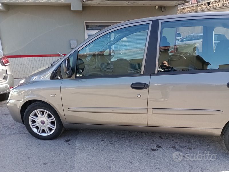 Usata Fiat Multipla 120 CV (88 kW) 2009 Grigio Monovolume