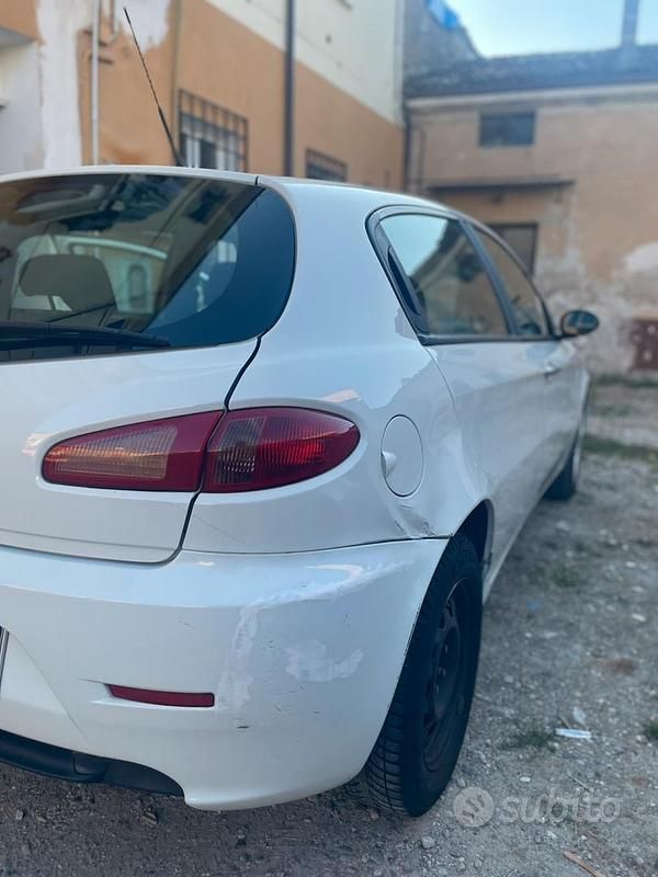 Usata Alfa Romeo 147 Distinctive 105 CV (77 kW) 2009 Bianco Utilitaria