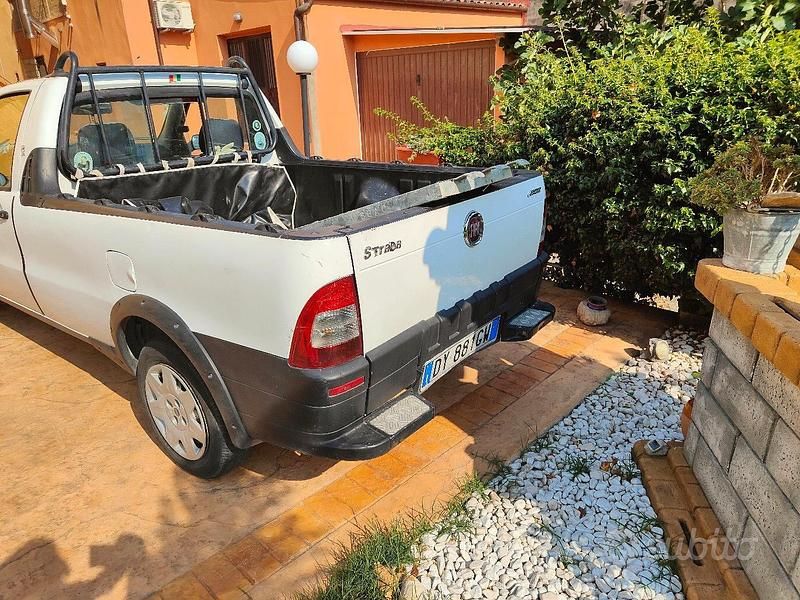Usata Fiat Strada 84 CV (61 kW) 2009 Bianco Pick-up