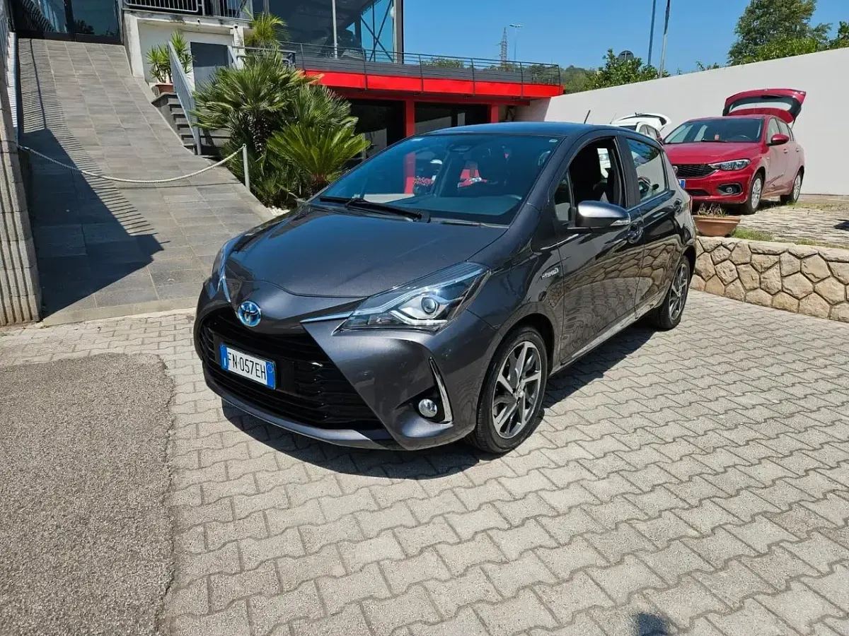 Usata Toyota Yaris Hybrid Style 73 CV (53 kW) 2017 Grigio Berlina