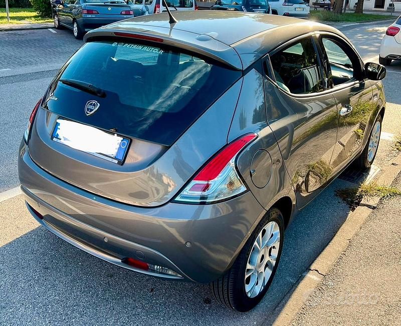Usata Lancia Ypsilon 67 CV (49 kW) 2015 Grigio Utilitaria