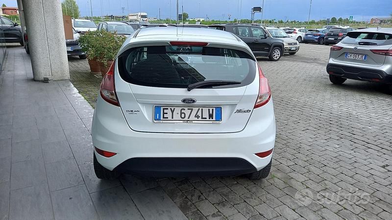 Usata Ford Fiesta 96 CV (70 kW) 2015 Bianco Utilitaria