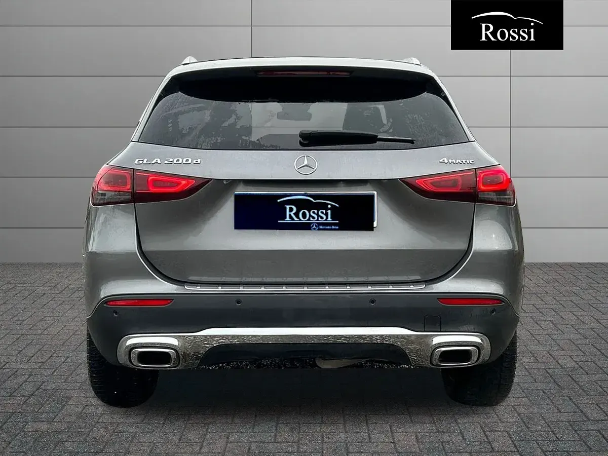 Usata Mercedes GLA200 150 CV (110 kW) 2020 Grigio medio metallizzato SUV