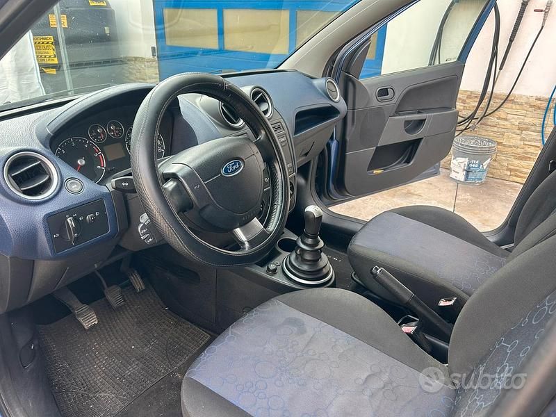 Usata Ford Fiesta 90 CV (66 kW) 2008 Blu Utilitaria