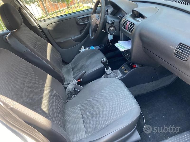 Usata Opel Corsa 75 CV (55 kW) 2002 Bianco Berlina