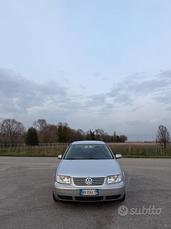 Usata VW Bora Trendline 105 CV (77 kW) 2001 Grigio Berlina
