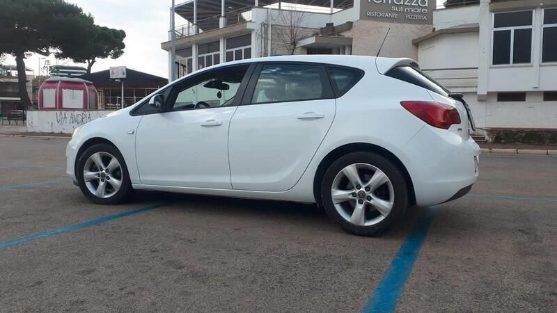 Usata Opel Astra Cosmo 110 CV (80 kW) 2011 Bianco Berlina