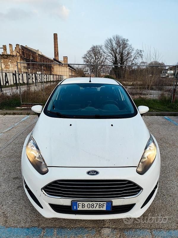 Usata Ford Fiesta 80 CV (58 kW) 2015 Bianco Berlina