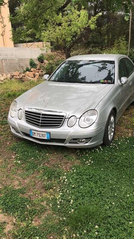 Usata Mercedes E220 Avantgarde 170 CV (125 kW) 2007 Argento Berlina