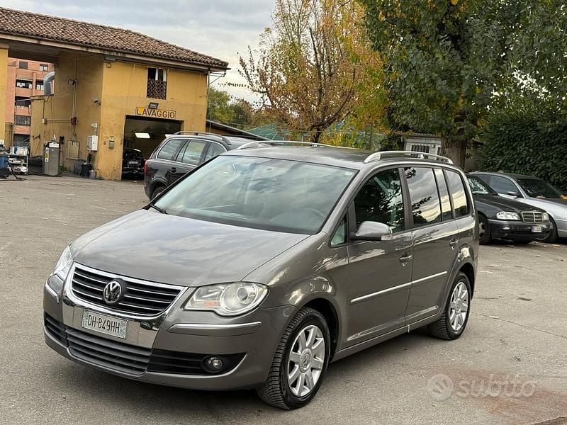 Marrone Usata 2007 VW Touran Highline Monovolume | 3900 € (Buon prezzo) - Immagine 1/4