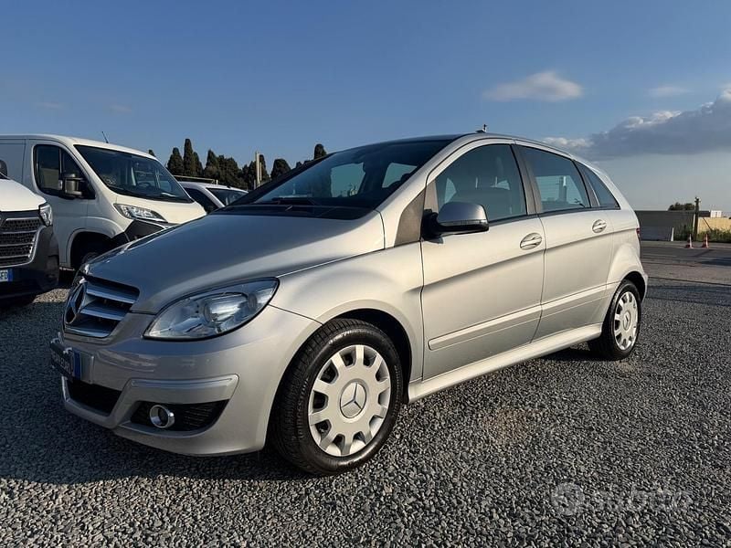 Usata Mercedes B180 109 CV (80 kW) 2012 Grigio Monovolume