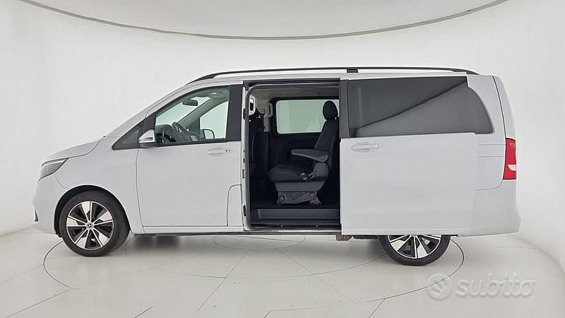 Usata Mercedes V220 Executive 163 CV (119 kW) 2022 Bianco Monovolume