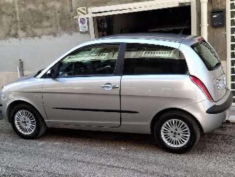 Usata Lancia Ypsilon 75 CV (55 kW) 2005 Argento Utilitaria