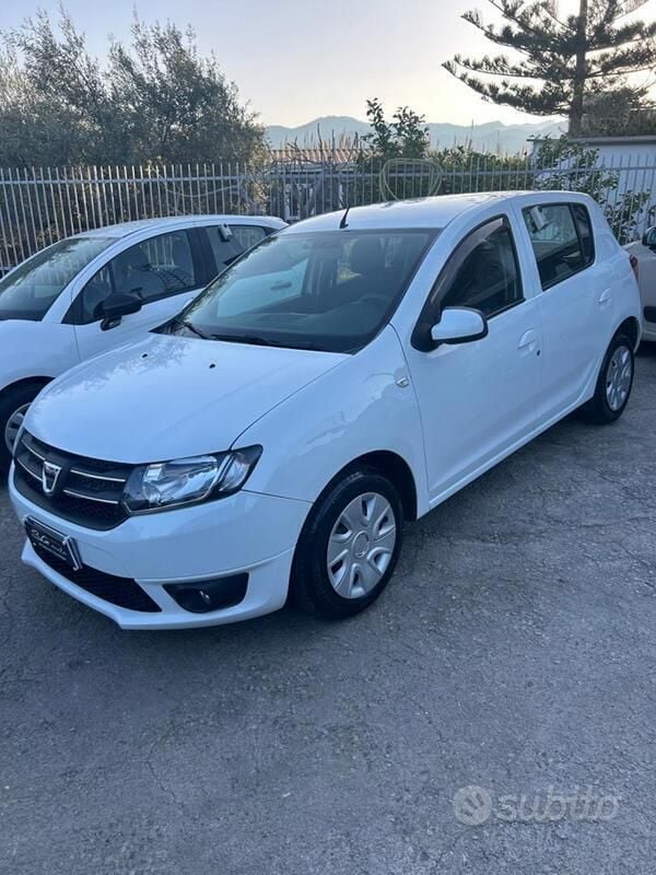 Usata Dacia Sandero Lauréate 75 CV (55 kW) 2015 Bianco Utilitaria