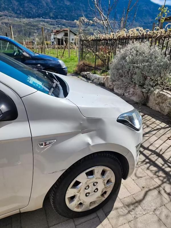 Usata Hyundai i20 85 CV (62 kW) 2012 Bianco Utilitaria