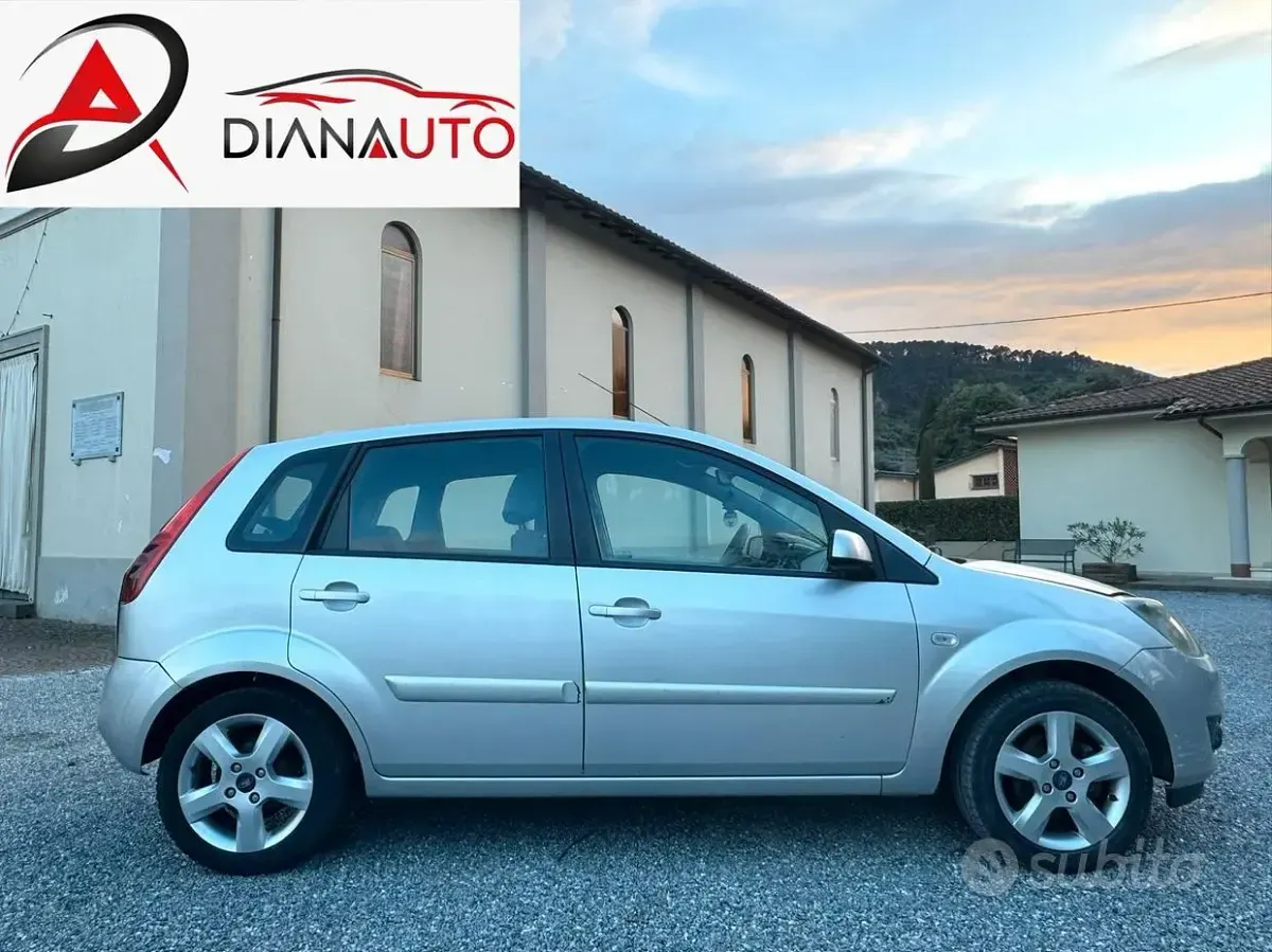 Usata Ford Fiesta Titanium 68 CV (50 kW) 2007 Grigio Utilitaria