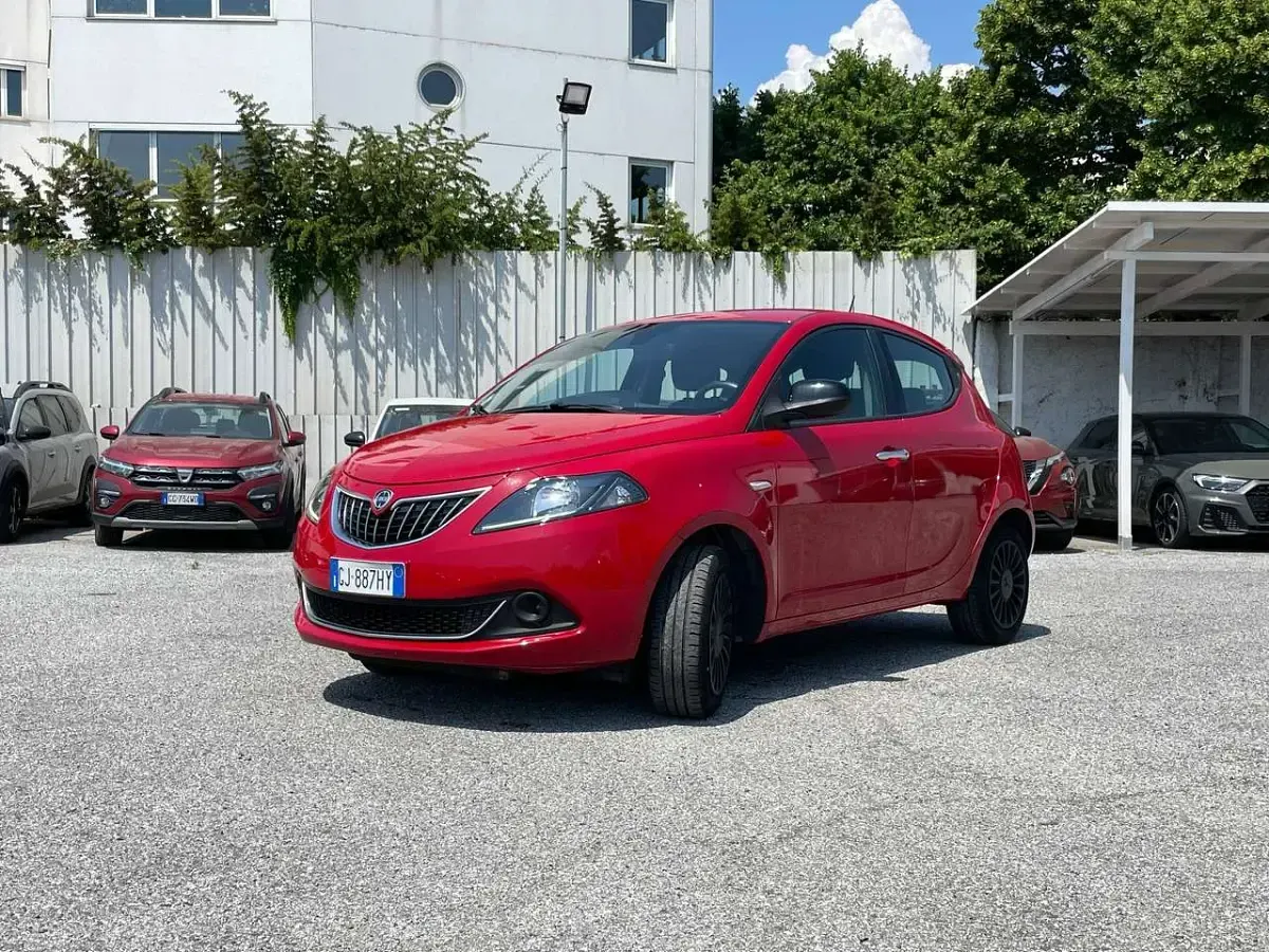 Usata Lancia Ypsilon Silver 69 CV (50 kW) 2022 Rosso Utilitaria
