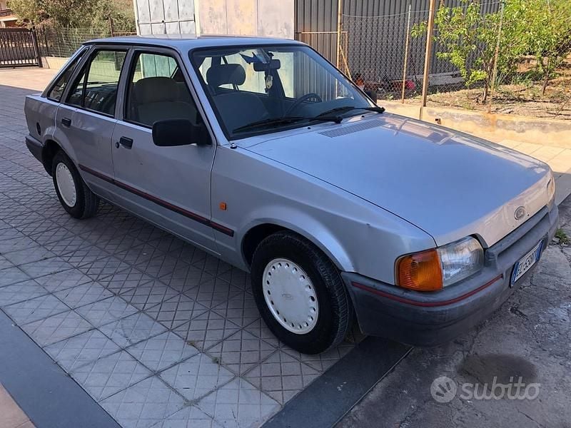 Usata Ford Escort 60 CV (44 kW) 1987 Grigio Berlina