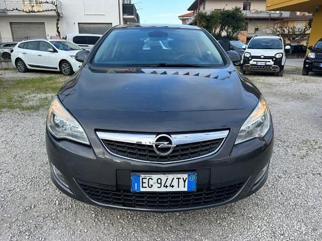 Usata Opel Astra Cosmo 125 CV (91 kW) 2011 Grigio Berlina