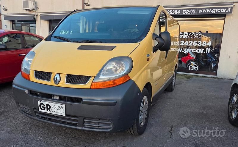 Usata Renault Trafic 100 CV (73 kW) 2006 Giallo Monovolume