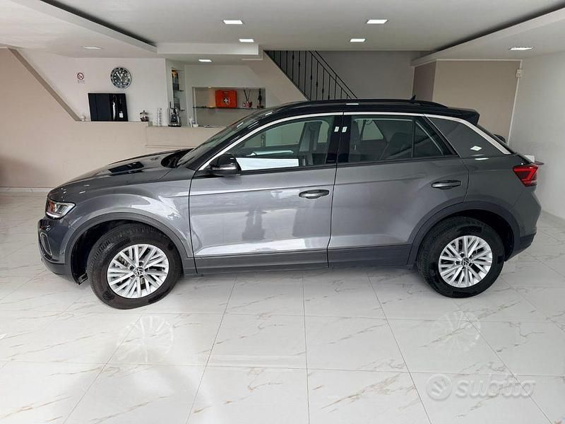 Usata VW T-Roc Life 150 CV (110 kW) 2022 Gray SUV