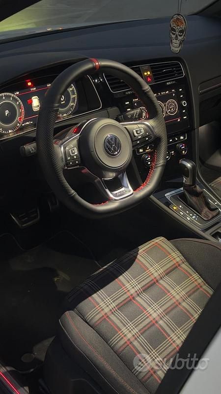 Begagnad VW Golf VIII GTI 245 HK (180 kW) 2022 Vit Sedan