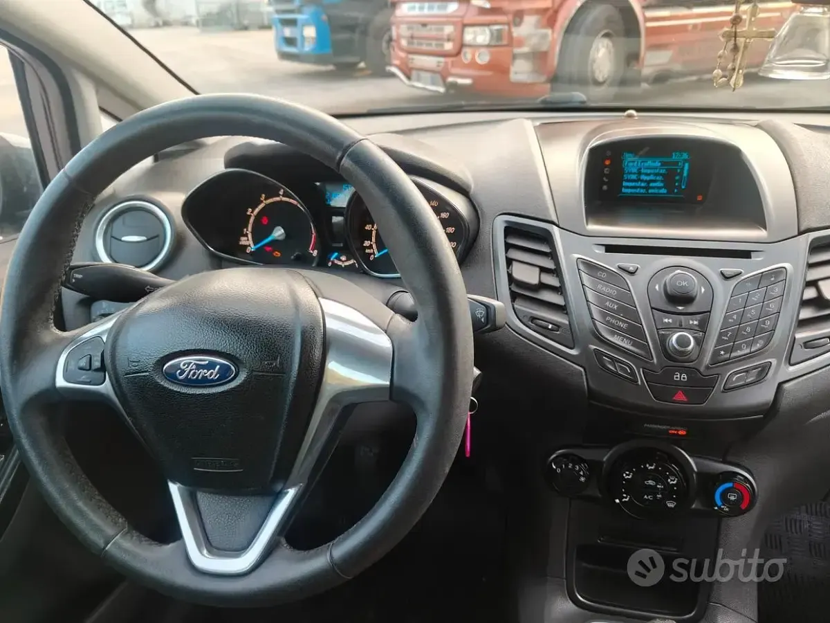 Usata Ford Fiesta 97 CV (71 kW) 2014 Grigio Utilitaria