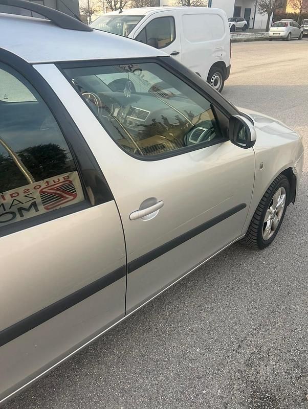 Usata Skoda Roomster Style 80 CV (58 kW) 2007 Argento Monovolume