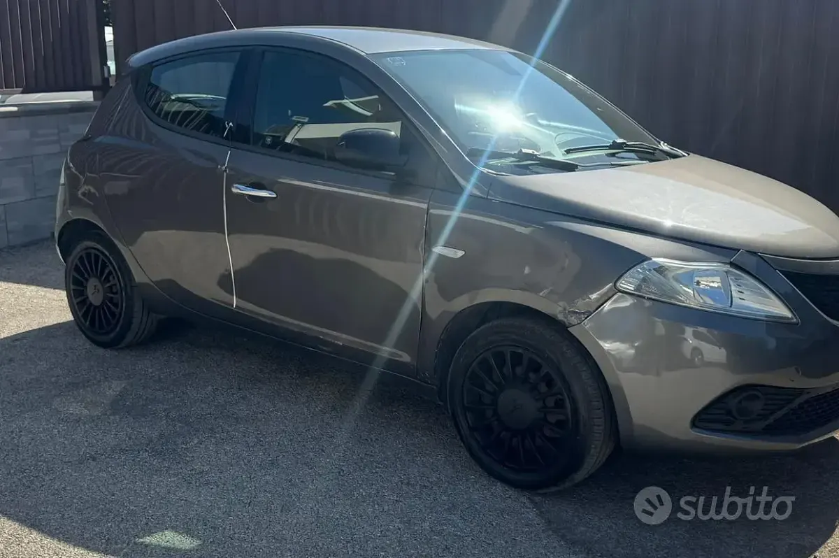 Usata Lancia Ypsilon Gold 69 CV (50 kW) 2012 Utilitaria