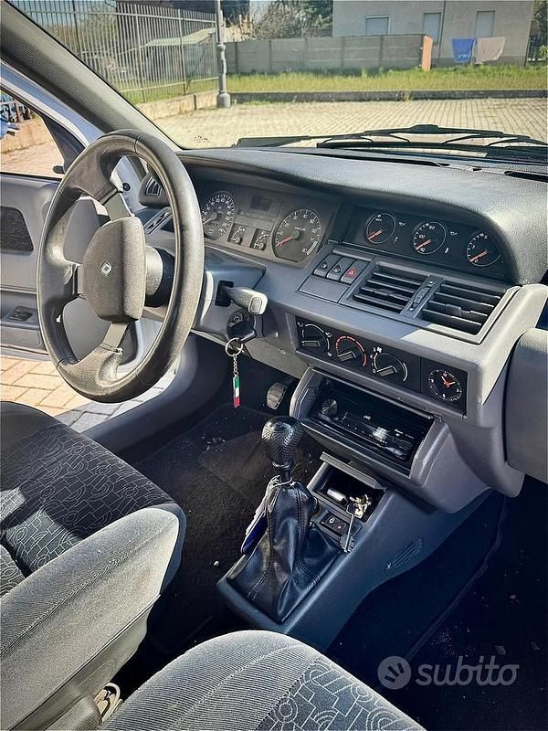 Usata Renault Clio 137 CV (100 kW) 1993 Utilitaria