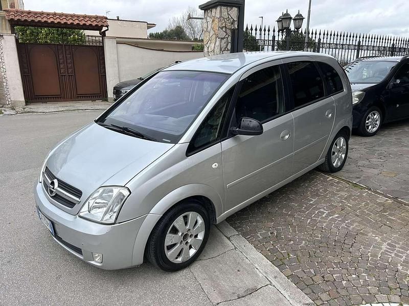 Usata Opel Meriva Cosmo 101 CV (74 kW) 2005 Argento Monovolume
