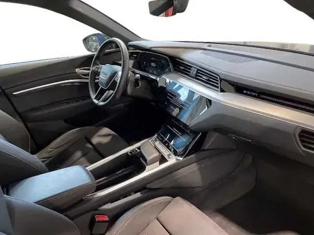 Usata Audi Q8 e-tron Ambiente 250 kW (340 CV) 2023 Grigio SUV