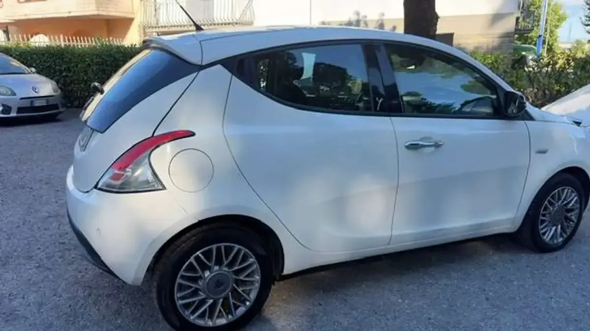 Usata Lancia Ypsilon Platinum 95 CV (69 kW) 2013 Bianco Utilitaria
