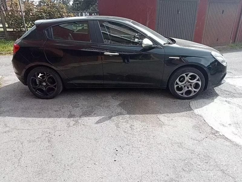 Second-hand Alfa Romeo Giulietta 120 CP (88 kW) 2016 Negru Hatchback