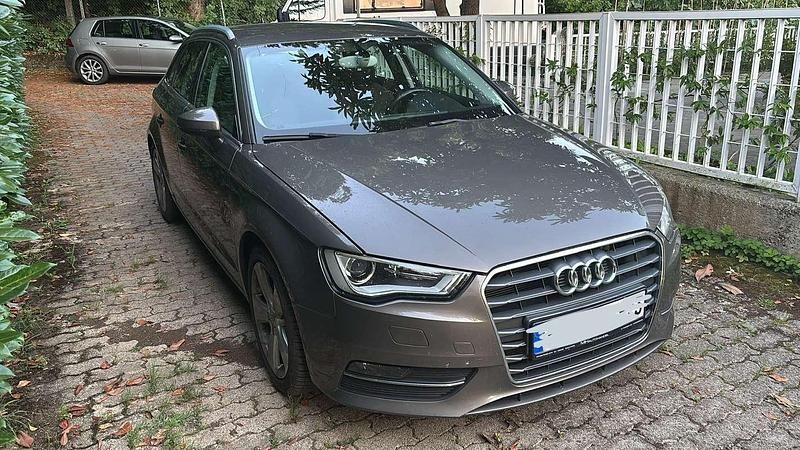 Bronzo Usata 2013 Audi A3 Attraction Tre volumi | 8600 € (Buon prezzo) - Immagine 1/4