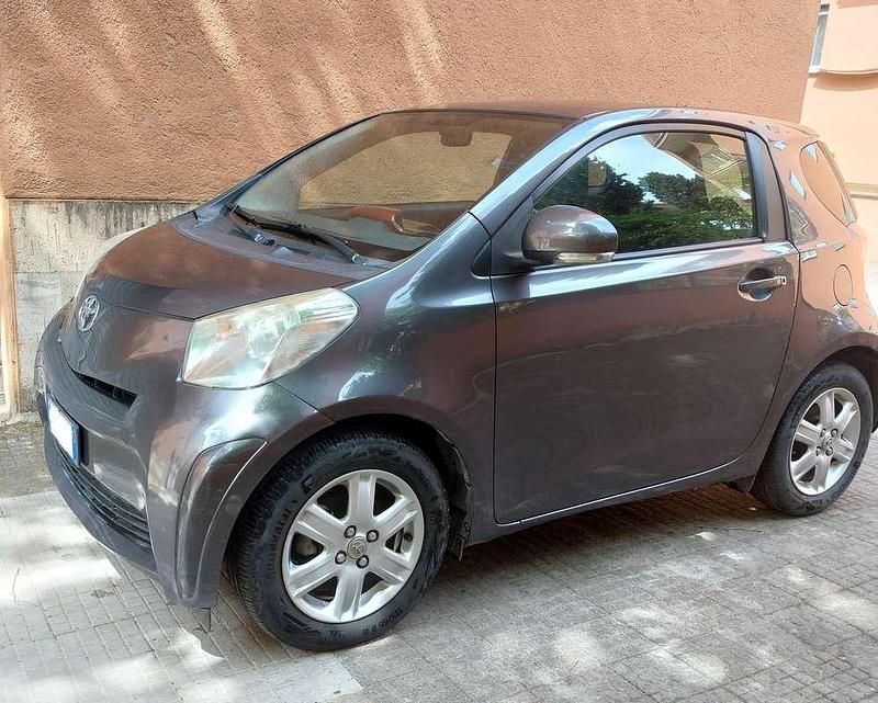 Usata Toyota iQ Sol 68 CV (50 kW) 2011 Grigio Utilitaria