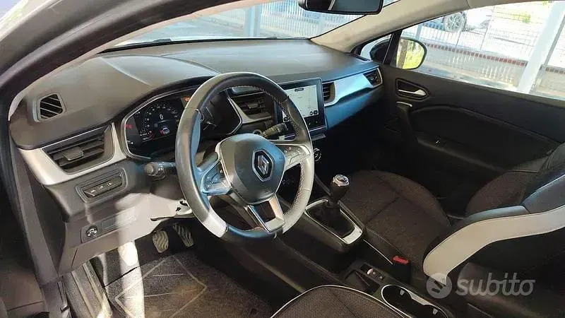 Begagnad Renault Captur Techno 101 HK (74 kW) 2023 Grå SUV
