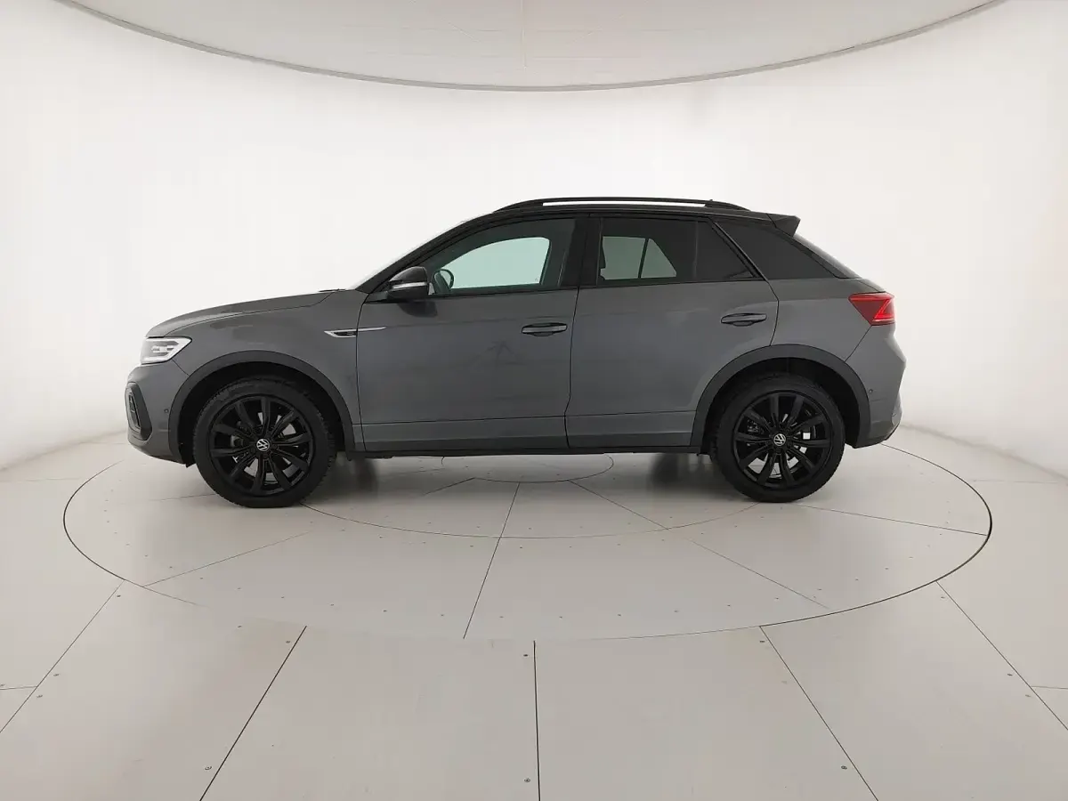 Usata VW T-Roc R-line 150 CV (110 kW) 2023 Indium grey metallizzato nero SUV