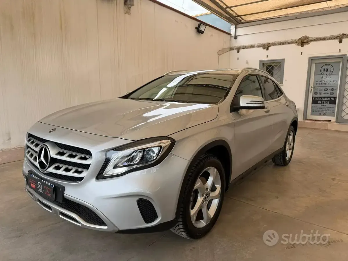 Usata Mercedes GLA180 109 CV (80 kW) 2017 Grigio SUV