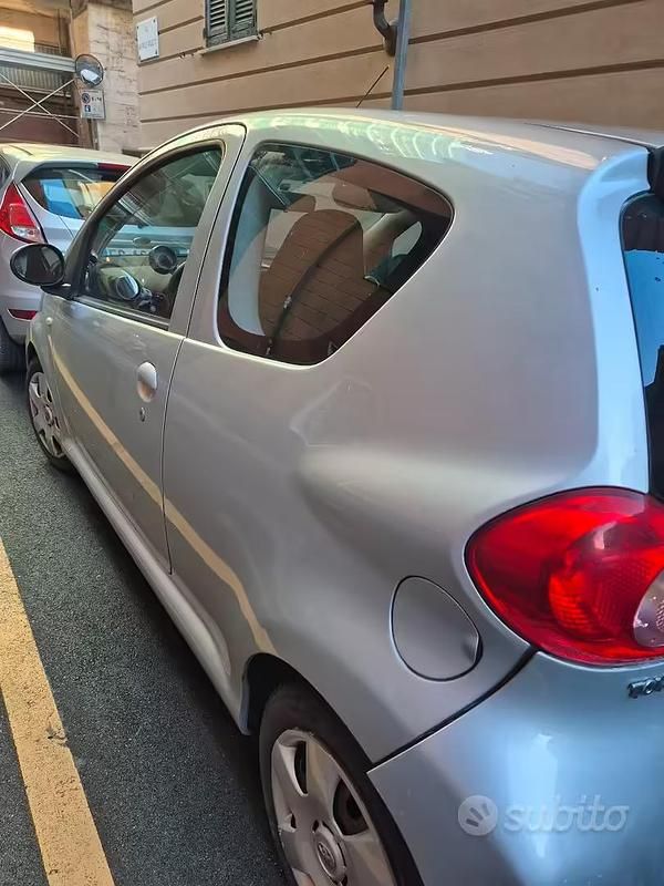 Usata Toyota Aygo 69 CV (50 kW) 2007 Grigio Utilitaria