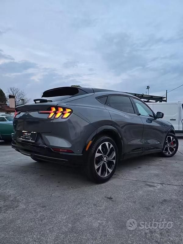 Usata Ford Mustang Mach-E 257 kW (350 CV) 2023 Grigio SUV