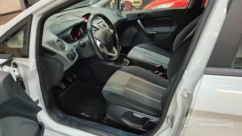 Usata Ford Fiesta 92 CV (67 kW) 2010 Bianco Berlina