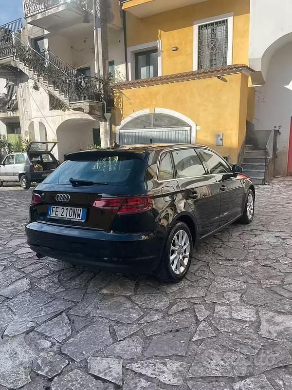 Usado Audi A3 Ambition 110 CV (80 kW) 2016 Negro Berlina