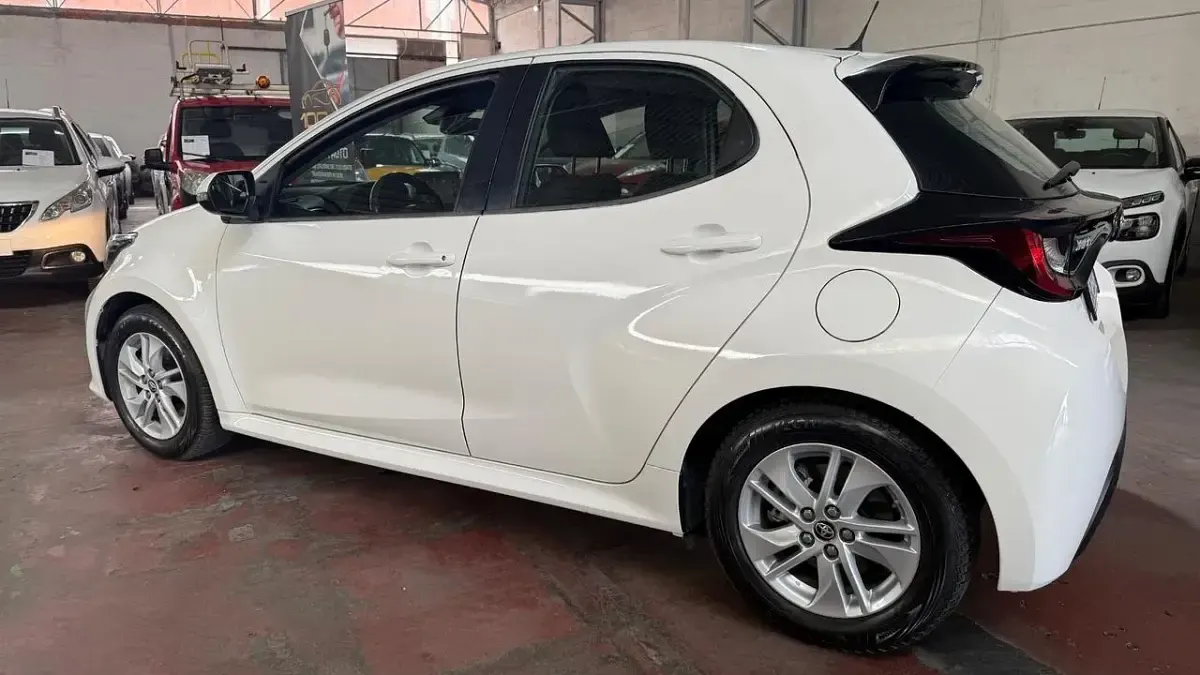 Usata Toyota Yaris Hybrid Business Edition 92 CV (67 kW) 2021 Bianco Berlina